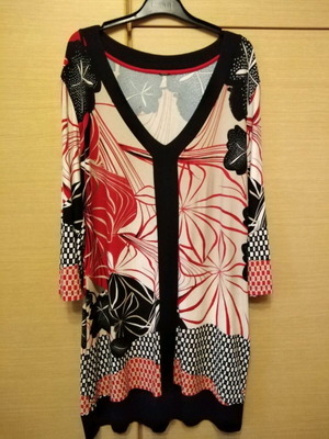 Dress used with beautiful print, v-neckline, size M/L