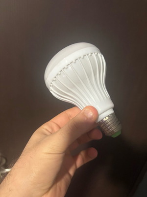 Light bulb with color change and Bluetooth speaker like new