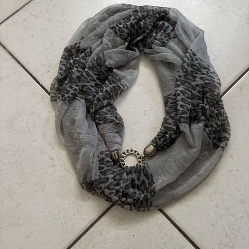 Scarf with circular leopard pattern in gray like new