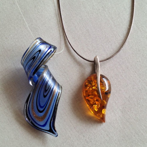 Set of 2 necklaces like new Amber Style and artistic glass