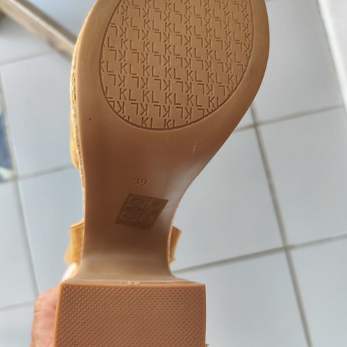 Beige platform sandals size 39, like new