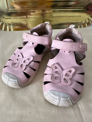 Pink sandals size 24 like new, leather