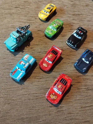 McQueen toy cars set of 8 like new, metal