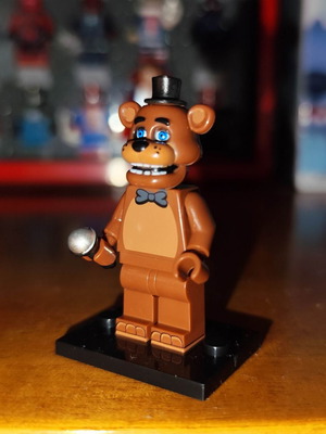 Freddy Fazbear minifigure like new with stand and microphone