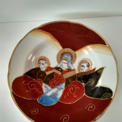 Japanese decorative items used, 2 plates and vase 13 cm high