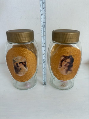 Δύο βάζα διακοσμημένα με το χέρι