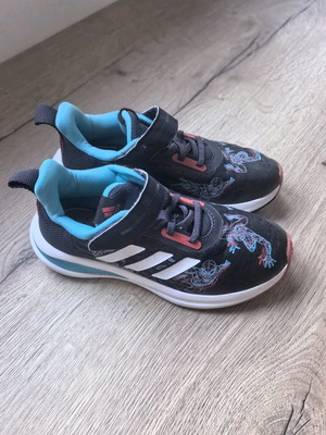 Детски обувки Adidas Spiderman като нови, номер 34