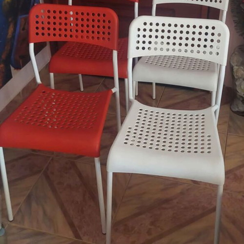 Plastic chairs set of 4, two red and two white