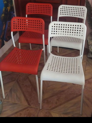 Plastic chairs set of 4, two red and two white