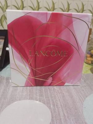 La vie est belle gift set new with 50ml fragrance, body cream and mascara