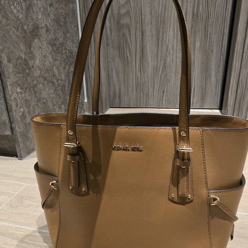 Michael Kors Voyager shoulder bag tan like new