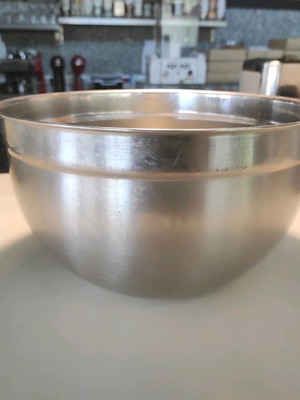 Stainless steel mixing bowls like new, pack of 18 with 4 tongs