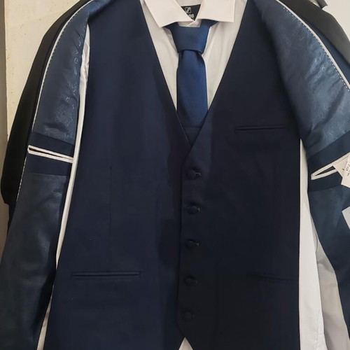Vittorio men's suit like new size 56 with vest, shirt and tie