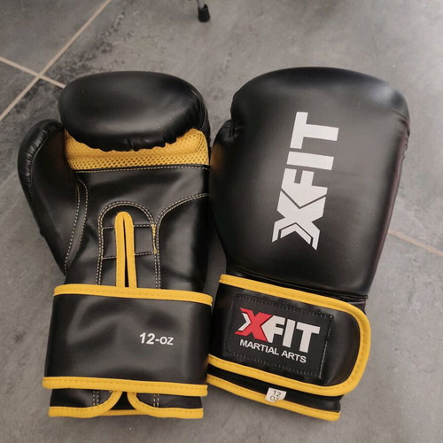Boxing and MMA gloves like new with lifting straps