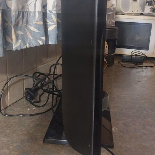 Samsung 32" TV with remote control