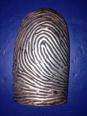 Μικρογλυπτό από αλουμίνιο μεταχειρισμένο, θέμα δακτυλικό αποτύπωμα
