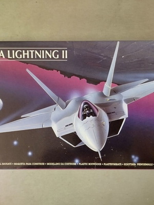 Heller YF-22A Lightning III 1/72 plastic model like new