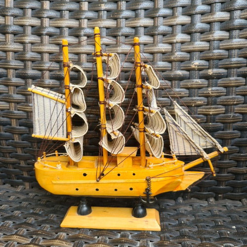Collectible handmade decorative ship like new, antique