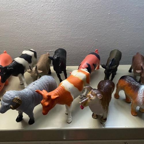 Collectible Animal Farm set like new, 17 figures and 2 accessories