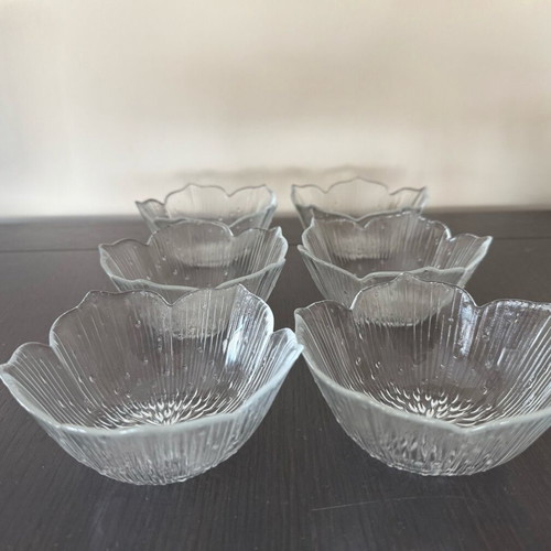 Vintage glass bowls flower-shaped set of 6 like new
