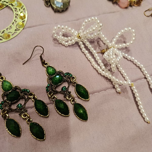 Earrings pack of 16, like new, faux