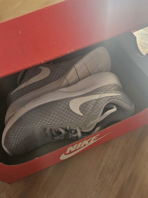 Nike athletic shoes unisex like new, gray, size 34