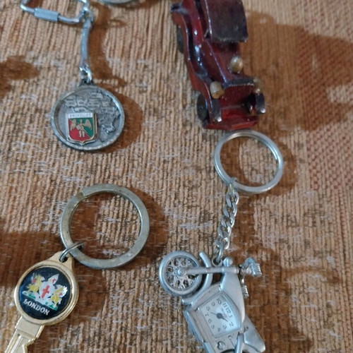 Keychains used, pack of 6, English and wooden