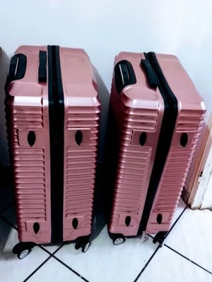 Keskor large suitcase like new, black and pink