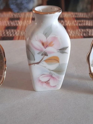 Limoges porcelain miniatures new, 2 small plates and 1 vase