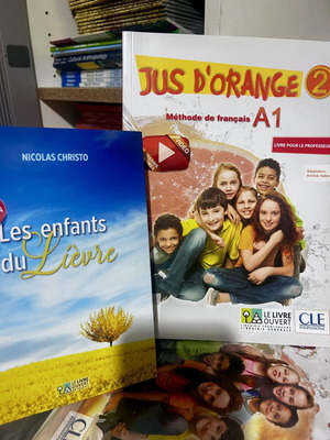 Jus d'orange 2 French learning book A1.1 & Les enfants du Lièvre book