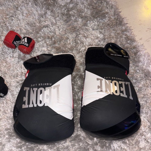 Leone fighter life gloves 12OZ like new with free wraps
