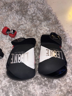 Leone fighter life gloves 12OZ like new with free wraps
