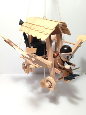 Дървена висяща играчка къща с крила нова