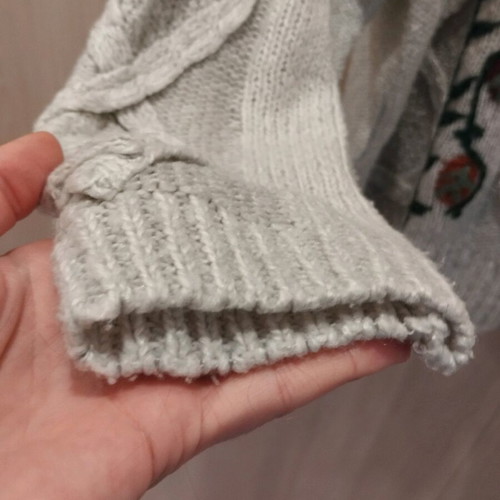 Pull & Bear knitted sweater used with embroidered flowers, size M, off white