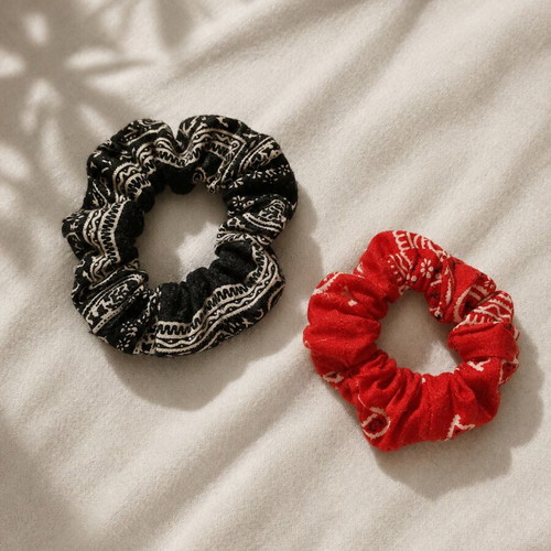 Set of 2 scrunchies, black and red