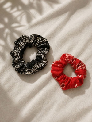 Set of 2 scrunchies, black and red