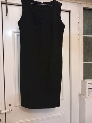 Sleeveless black dress-pinafore like new, slim fit with back slit