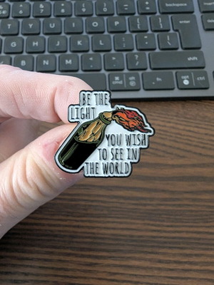 Pin "Be the Light You Wish to See in the World" καινούργιο, διαστάσεις 3x2,8 εκ.