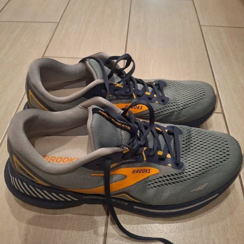 Brooks Adrenaline GTS 23 athletic shoes like new, gray size 44