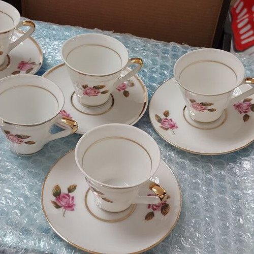 Vintage coffee cups set with 5 cups and 5 saucers, like new, one broken
