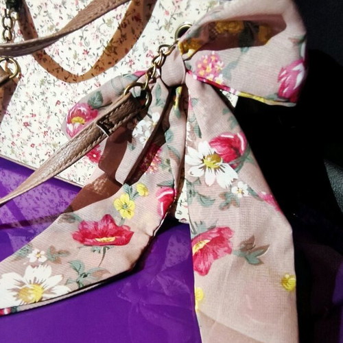 Handbag printed with bow like new, beige and red