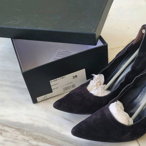 Logan pumps used, Italian leather suede, size 39, black