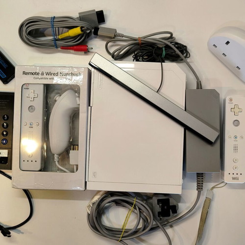 Nintendo Wii console white chipmodded Homebrew 300GB hard drive 59 games