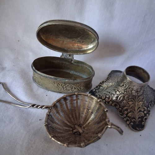 Set of 3 vintage metal decorative items like new