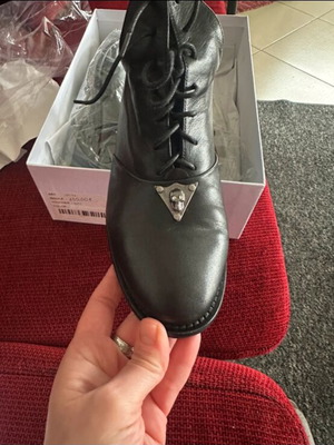 Μαύρο δερμάτινο μποτάκι σαν καινούργιο με κορδόνια και μεταλλική λεπτομέρεια