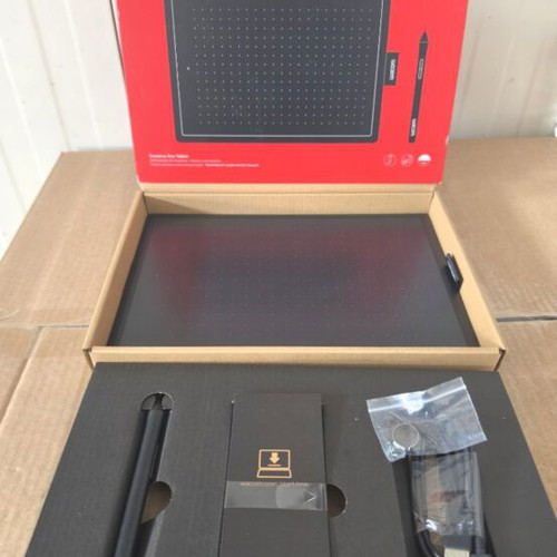 One by Wacom CTL-672 Graphic Tablet with pen