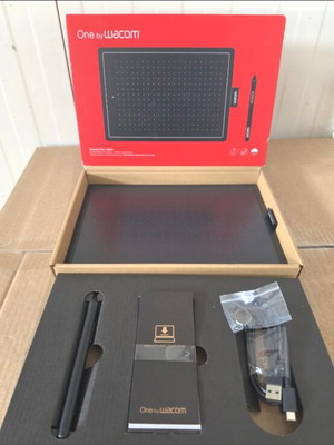 One by Wacom CTL-672 Graphic Tablet with pen