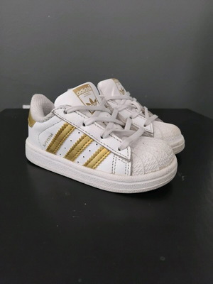 Αθλητικά Adidas νούμερο 21 σε άριστη κατάσταση
