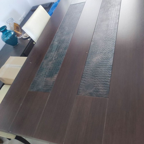 Dining table set like new with leather details and 6 chairs