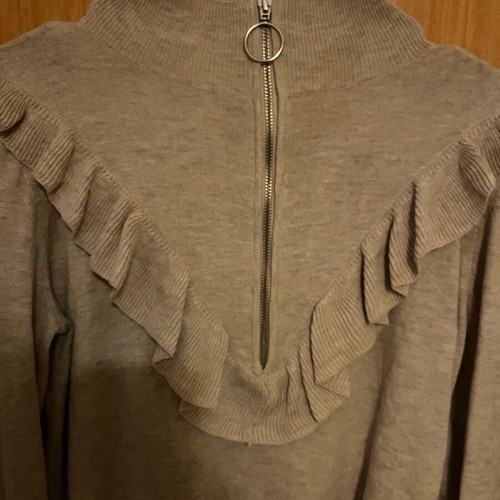 H&M pullover like new, cream with bell sleeve and ruffles